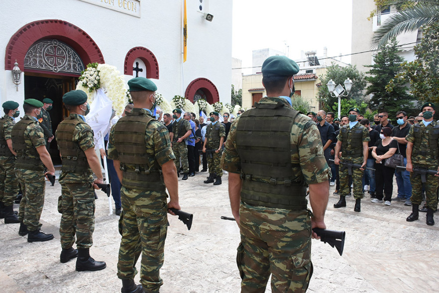 Θρήνος στην κηδεία του άτυχου αλεξιπτωτιστή που σκοτώθηκε μετά από πτώση