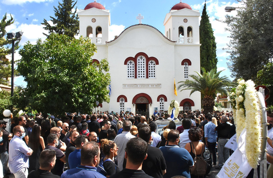 Θρήνος στην κηδεία του άτυχου αλεξιπτωτιστή που σκοτώθηκε μετά από πτώση