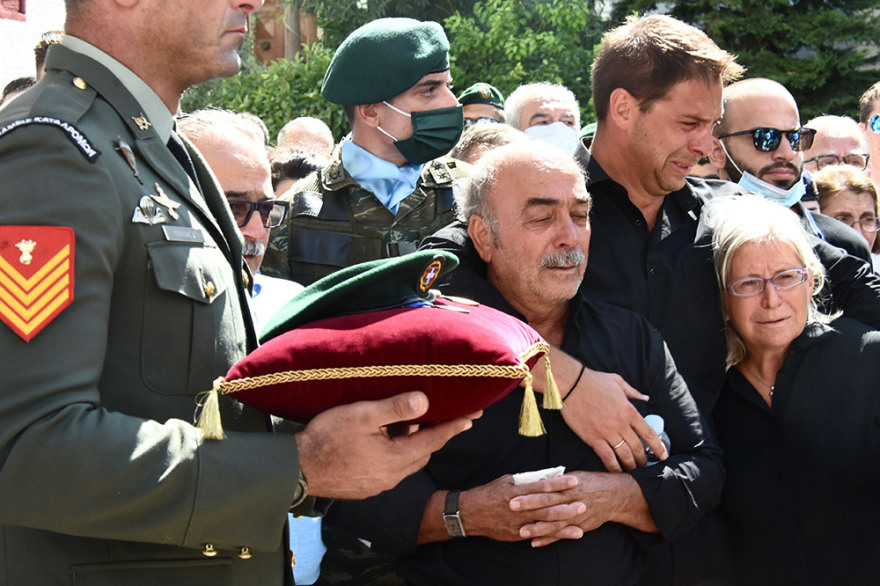 Θρήνος στην κηδεία του άτυχου αλεξιπτωτιστή που σκοτώθηκε μετά από πτώση