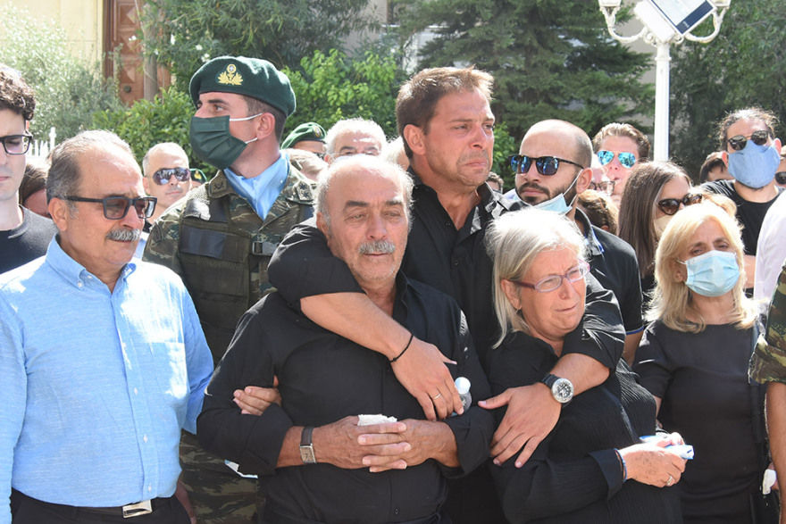 Θρήνος στην κηδεία του άτυχου αλεξιπτωτιστή που σκοτώθηκε μετά από πτώση