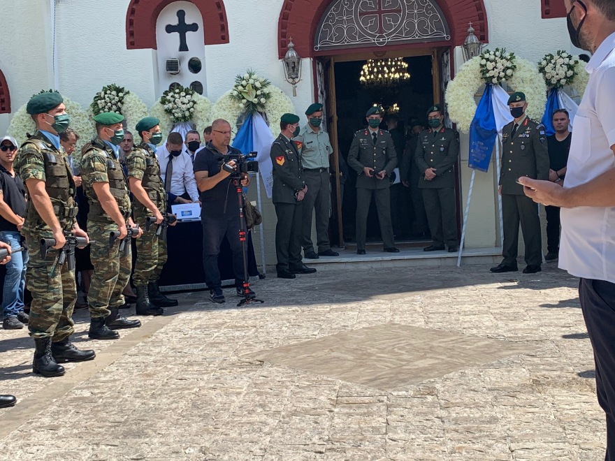 Θρήνος στην κηδεία του άτυχου αλεξιπτωτιστή που σκοτώθηκε μετά από πτώση