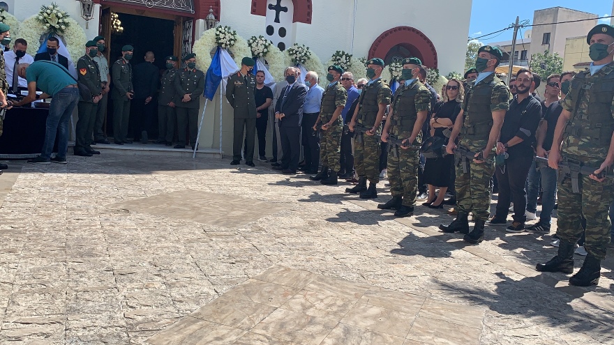 Θρήνος στην κηδεία του άτυχου αλεξιπτωτιστή που σκοτώθηκε μετά από πτώση