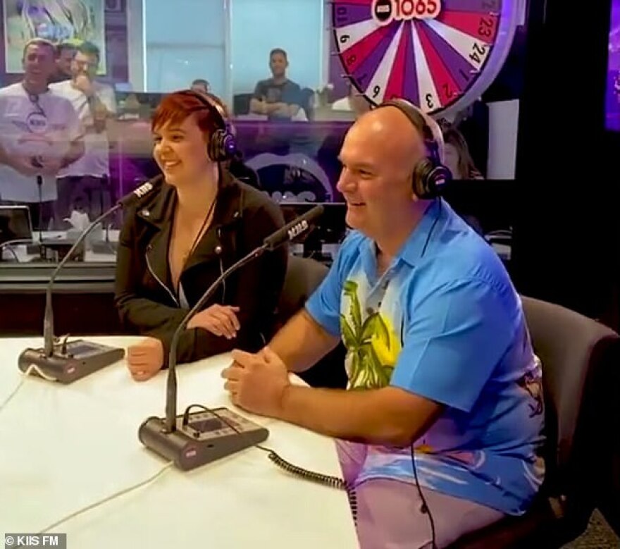 Βίντεο: Πατέρας και κόρη φιλιούνται με πάθος στο στόμα για να κερδίσουν 1.000 δολάρια σε εκπομπή!