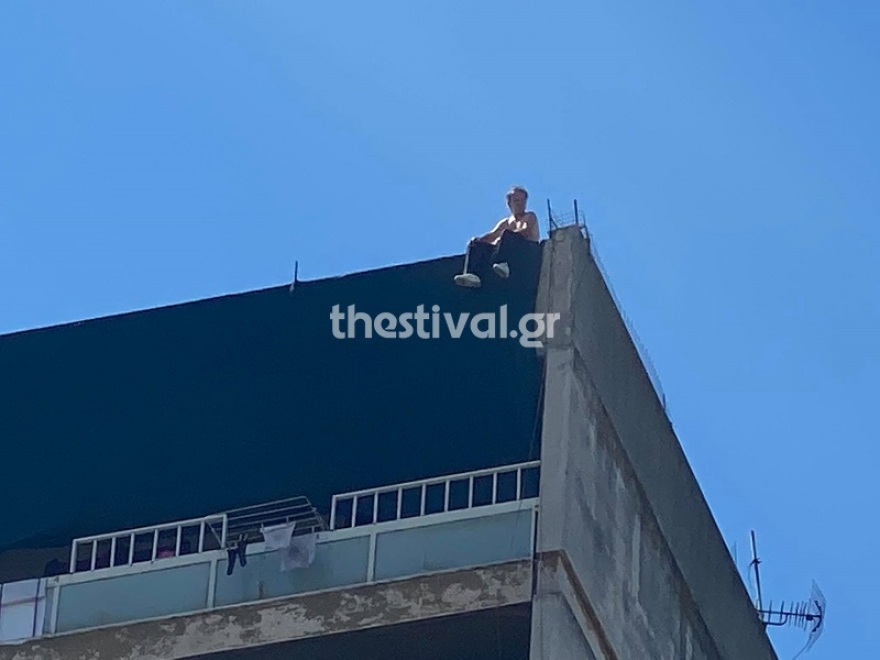 Θεσσαλονίκη: Άνδρας απειλεί να πέσει από ταράτσα 12όροφης πολυκατοικίας - Δείτε φωτογραφίες και βίντεο