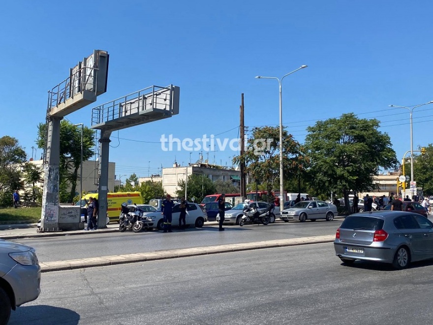 Θεσσαλονίκη: Άνδρας απειλεί να πέσει από ταράτσα 12όροφης πολυκατοικίας - Δείτε φωτογραφίες και βίντεο