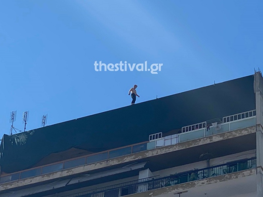 Θεσσαλονίκη: Άνδρας απειλεί να πέσει από ταράτσα 12όροφης πολυκατοικίας - Δείτε φωτογραφίες και βίντεο