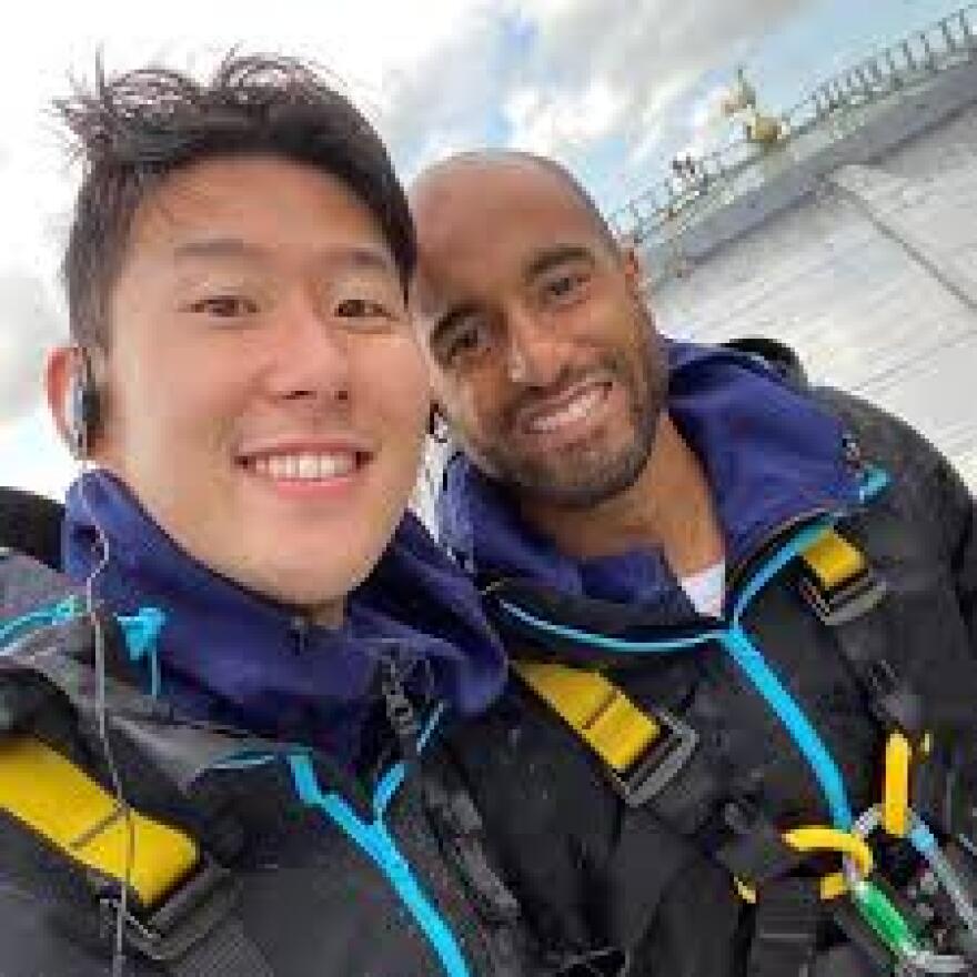 Βίντεο: Ο Μουρίνιο και οι παίκτες του έκαναν το γύρο του Dare Skywalk στην... οροφή του γηπέδου της Τότεναμ 