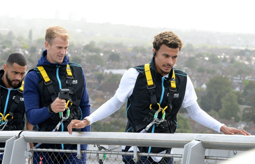 Βίντεο: Ο Μουρίνιο και οι παίκτες του έκαναν το γύρο του Dare Skywalk στην... οροφή του γηπέδου της Τότεναμ 