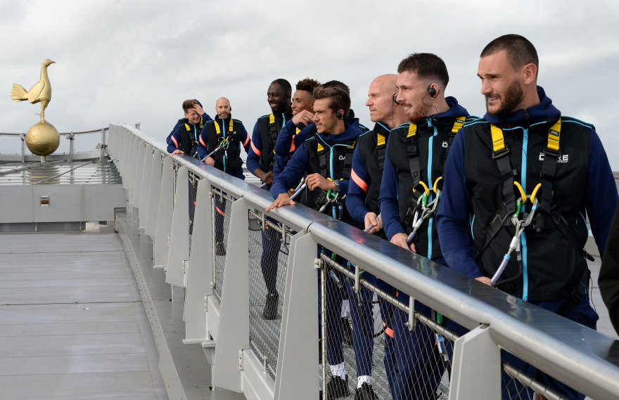 Βίντεο: Ο Μουρίνιο και οι παίκτες του έκαναν το γύρο του Dare Skywalk στην... οροφή του γηπέδου της Τότεναμ 