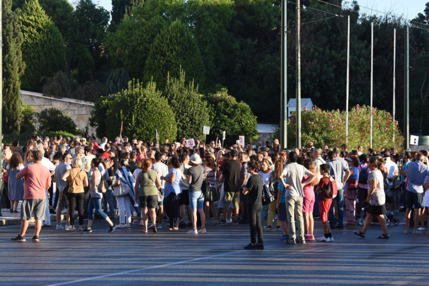 Συγκεντρώσεις γονέων εναντίον... των μέτρων προστασίας:  «Κανένα παιδί με μάσκα στο σχολείο»