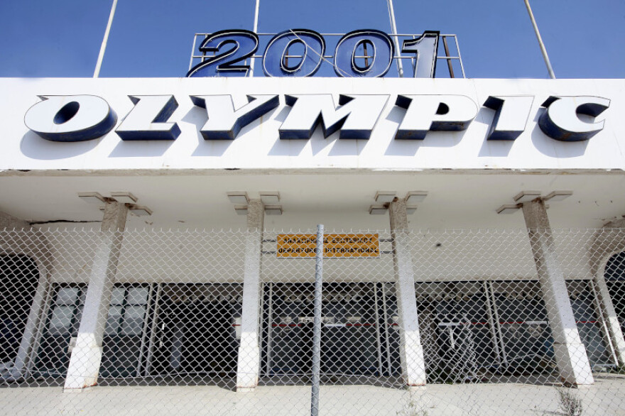 Ελληνικό: Οι μπουλντόζες κατεδάφισαν τα κτήρια στην είσοδο του παλαιού Δυτικού Αεροδρομίου