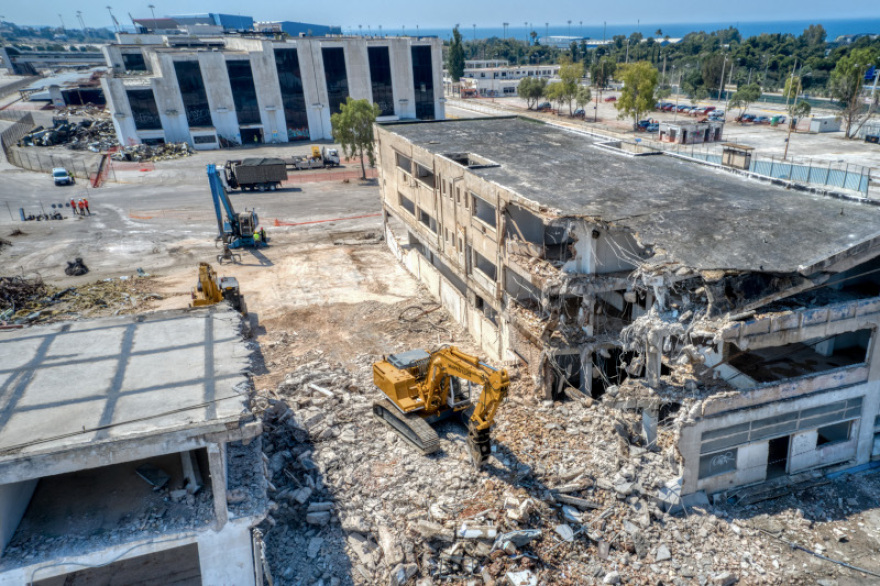Ελληνικό: Οι μπουλντόζες κατεδάφισαν τα κτήρια στην είσοδο του παλαιού Δυτικού Αεροδρομίου