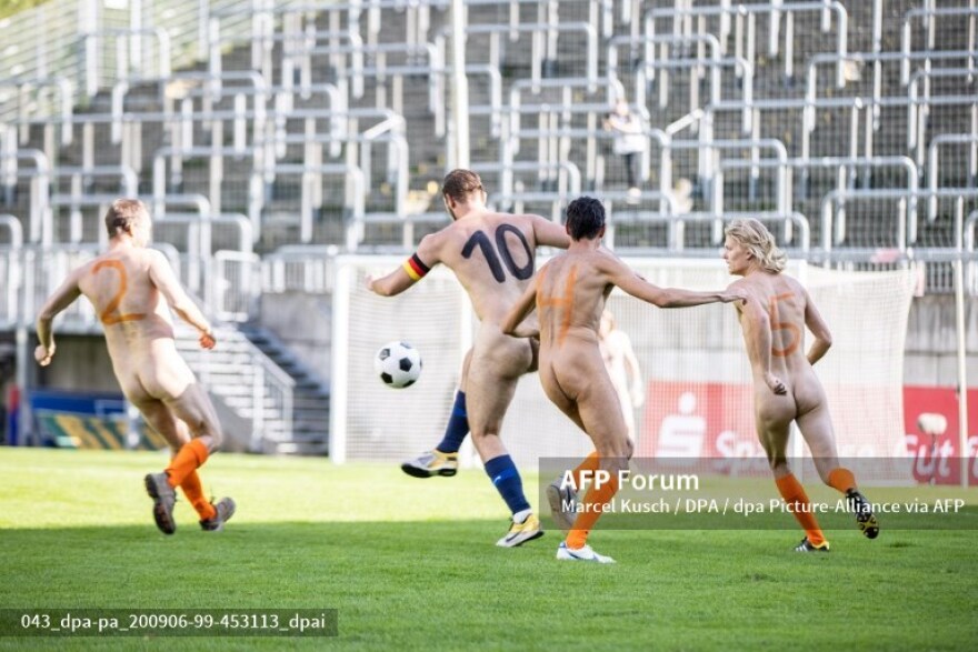 Γερμανία: Έπαιξαν ολόγυμνοι κατά της εμπορευματοποίησης του ποδοσφαίρου