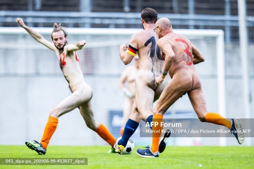 Γερμανία: Έπαιξαν ολόγυμνοι κατά της εμπορευματοποίησης του ποδοσφαίρου