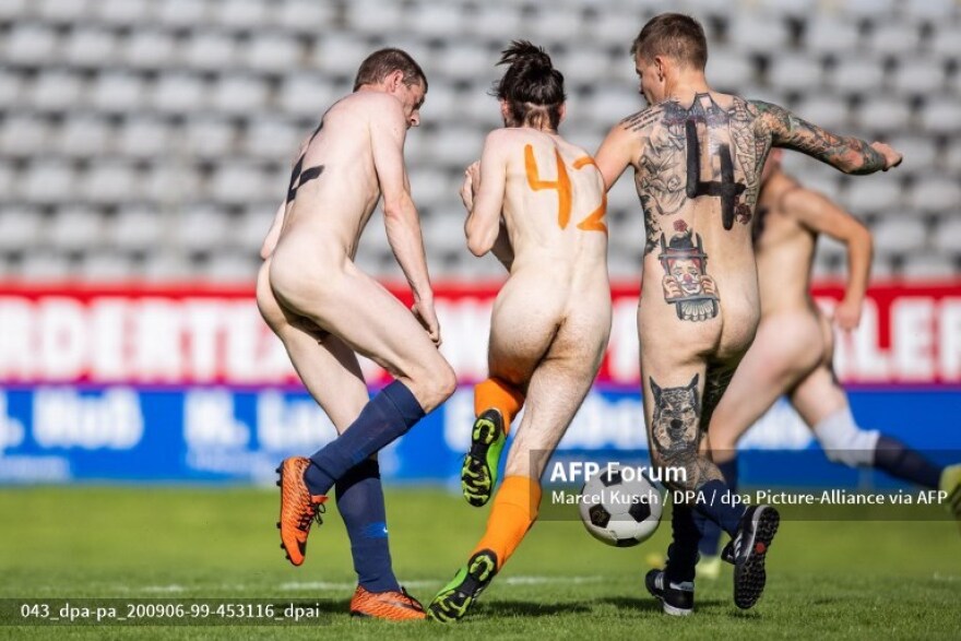 Γερμανία: Έπαιξαν ολόγυμνοι κατά της εμπορευματοποίησης του ποδοσφαίρου