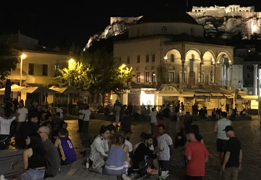 Ο ένας πάνω στον άλλον στις πλατείες όταν κλείνουν μπαρ και καφέ – Δείτε βίντεο και φωτογραφίες