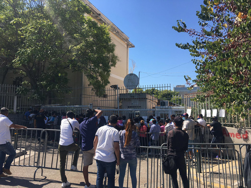 Μετανάστες: Ουρές από τα ξημερώματα και πάλι στην υπηρεσία Aσύλου