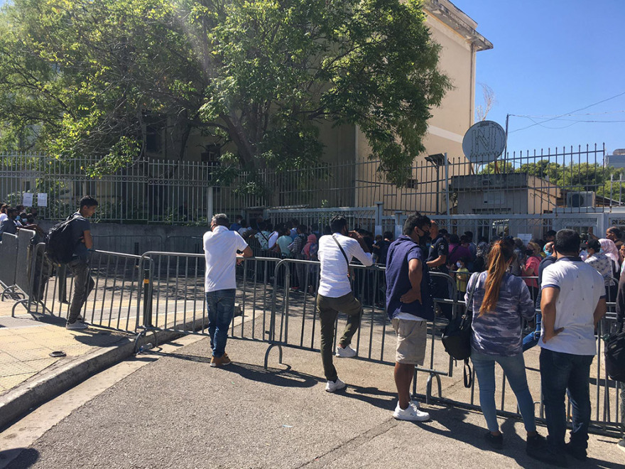 Μετανάστες: Ουρές από τα ξημερώματα και πάλι στην υπηρεσία Aσύλου