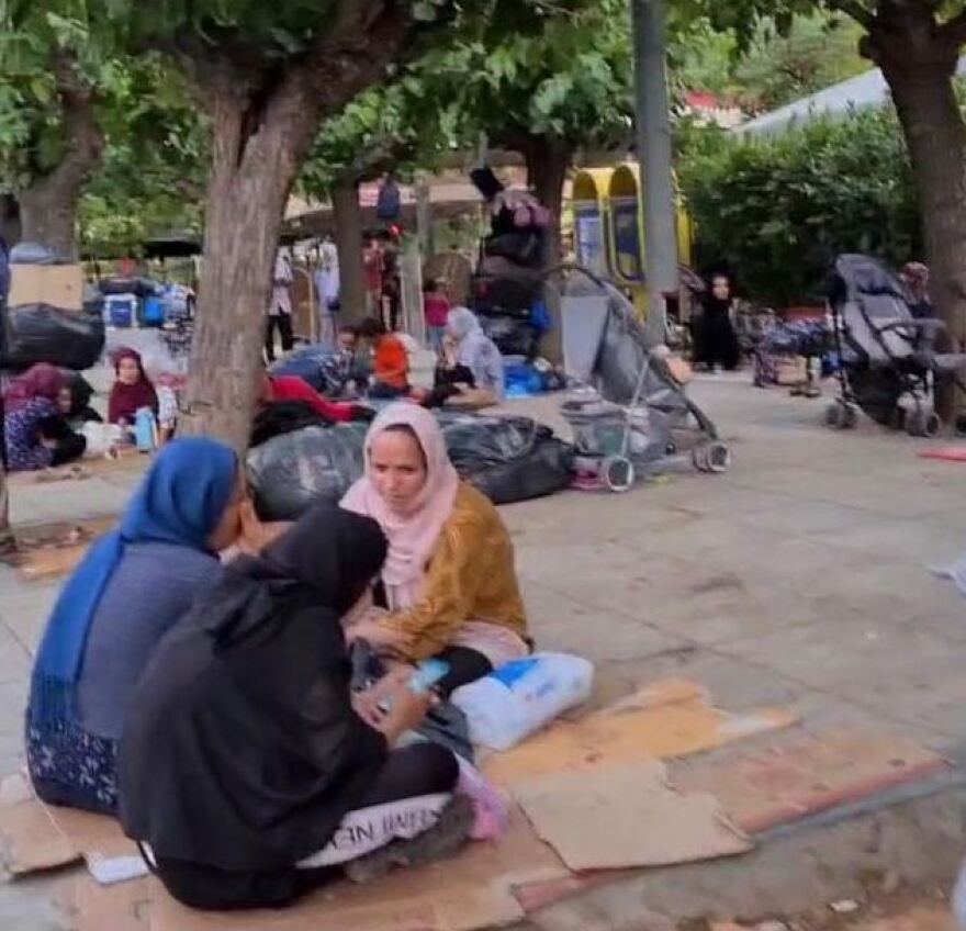 Πλατεία Βικτωρίας: Κατασκήνωσαν ξανά μετανάστες - Δείτε βίντεο και φωτογραφίες 