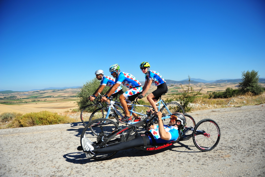 Αθλητές ΑμεΑ έκαναν διαδρομή 180 χλμ με ποδήλατο - Δείτε βίντεο και φωτογραφίες