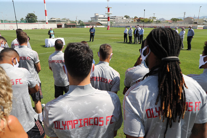 Μαρινάκης στους παίκτες: «Να κατακτήσουμε το Κύπελλο για τον κόσμο μας»