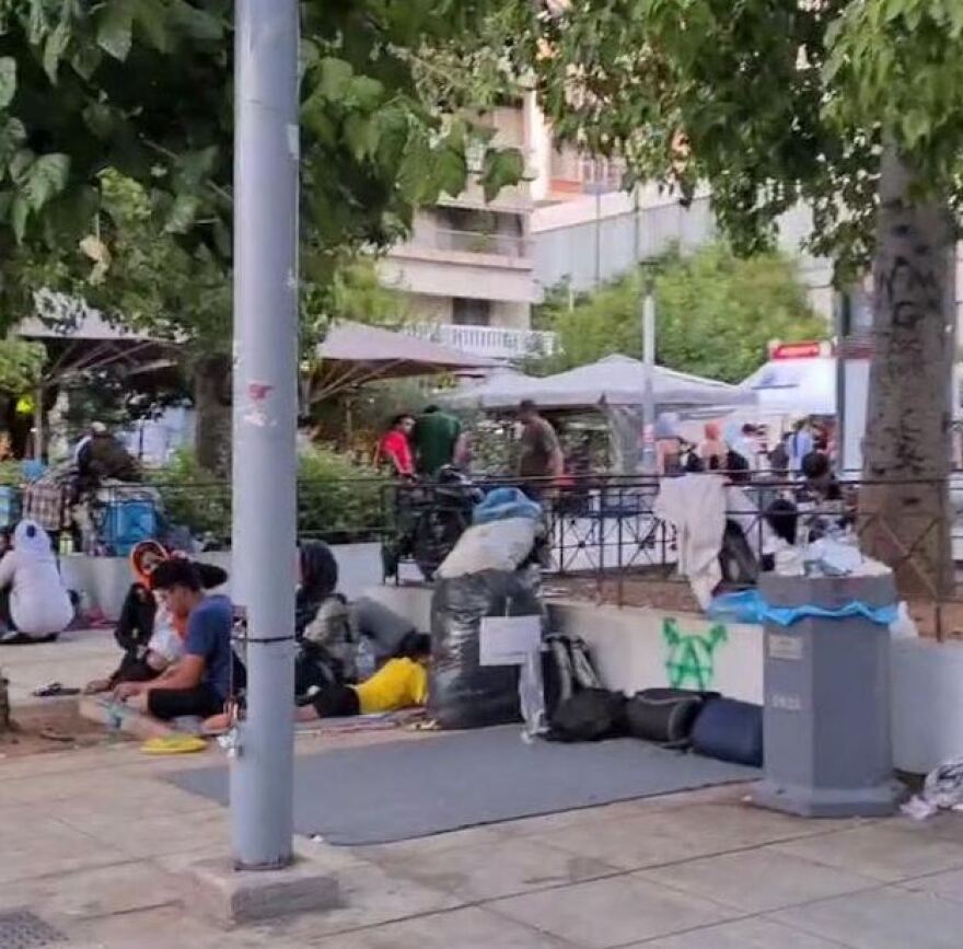 Πλατεία Βικτωρίας: Κατασκήνωσαν ξανά μετανάστες - Δείτε βίντεο και φωτογραφίες 