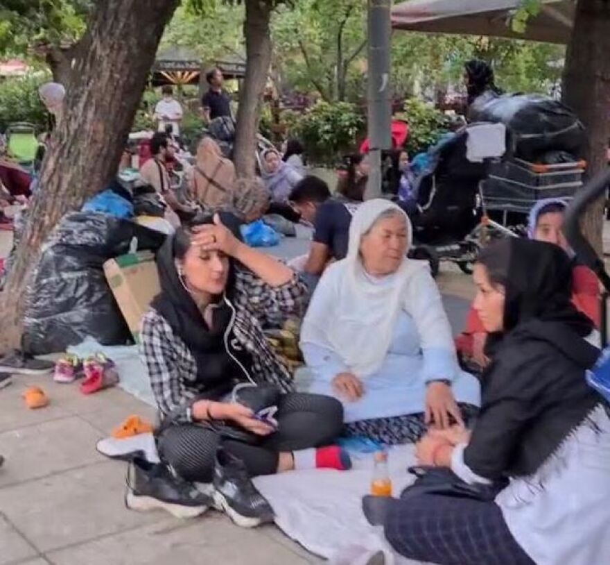 Πλατεία Βικτωρίας: Κατασκήνωσαν ξανά μετανάστες - Δείτε βίντεο και φωτογραφίες 