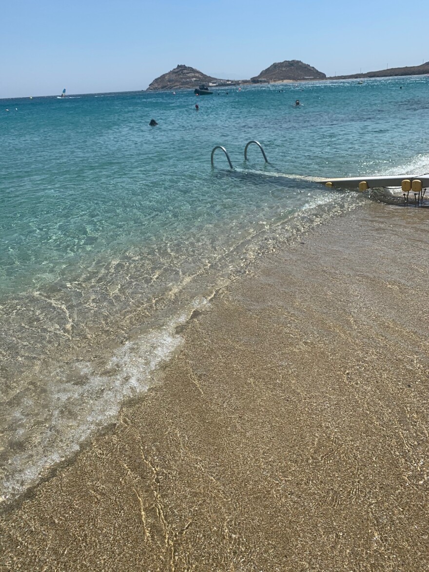 Μύκονος: Εγκατάσταση με καρέκλα σε παραλία για λουόμενους με κινητικά προβλήματα (φωτο)