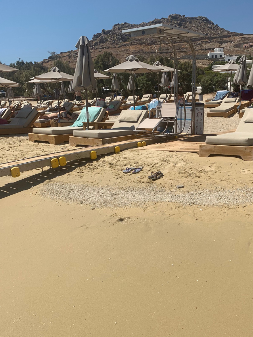 Μύκονος: Εγκατάσταση με καρέκλα σε παραλία για λουόμενους με κινητικά προβλήματα (φωτο)