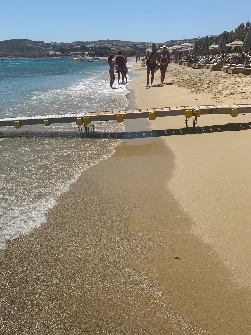 Μύκονος: Εγκατάσταση με καρέκλα σε παραλία για λουόμενους με κινητικά προβλήματα (φωτο)