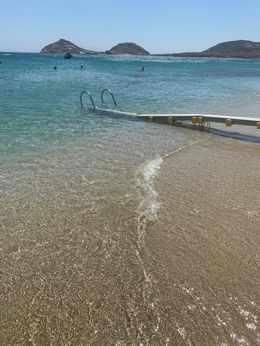 Μύκονος: Εγκατάσταση με καρέκλα σε παραλία για λουόμενους με κινητικά προβλήματα (φωτο)