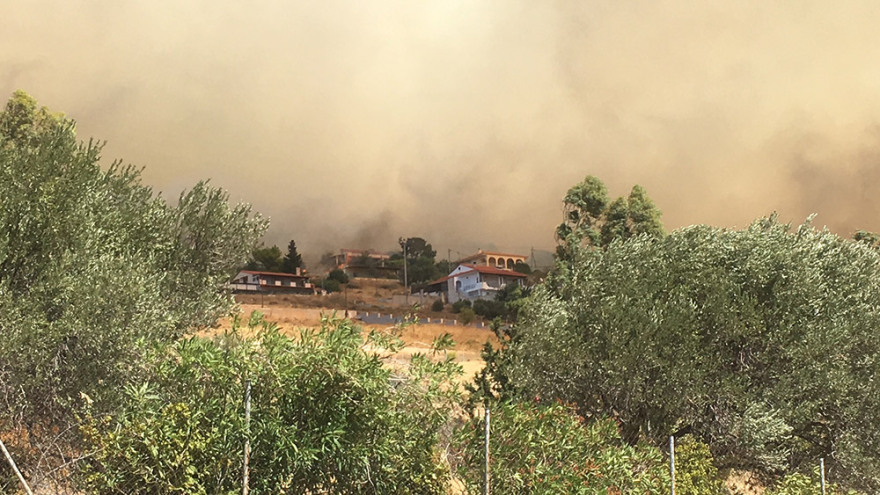 Μπαράζ πυρκαγιών στην Αττική: Ανησυχία για τις αναζωπυρώσεις - Έρευνες για εμπρησμούς σε Κερατέα και Λαυρεωτική