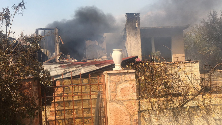 Μπαράζ πυρκαγιών στην Αττική: Ανησυχία για τις αναζωπυρώσεις - Έρευνες για εμπρησμούς σε Κερατέα και Λαυρεωτική