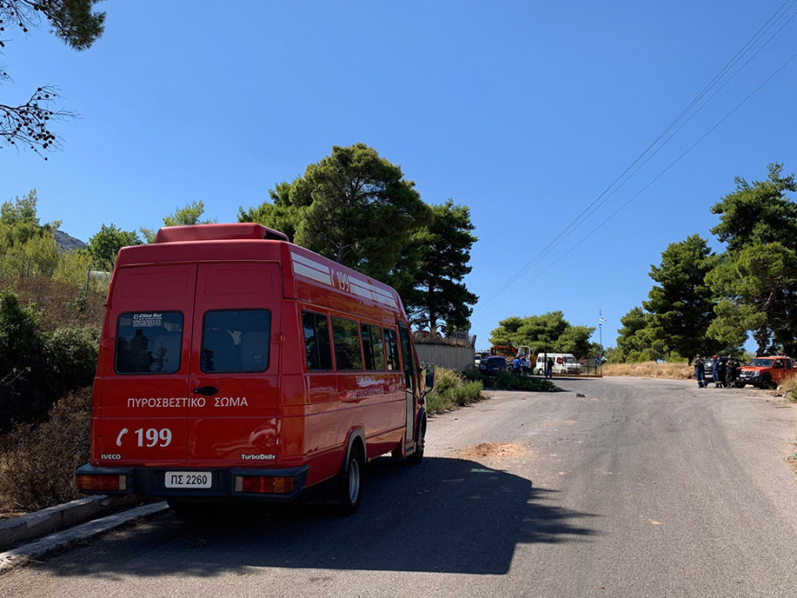 Μεγάλη φωτιά στη Νέα Μάκρη - Ενισχύονται οι πυροσβεστικές δυνάμεις