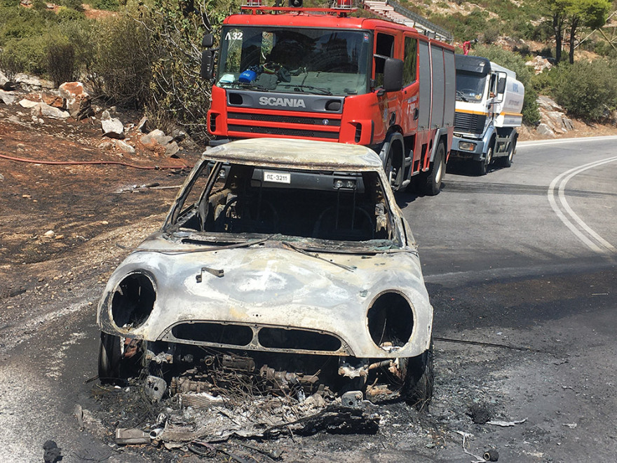 Μεγάλη φωτιά στη Νέα Μάκρη - Ενισχύονται οι πυροσβεστικές δυνάμεις