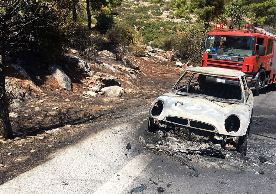Μεγάλη φωτιά στη Νέα Μάκρη - Ενισχύονται οι πυροσβεστικές δυνάμεις