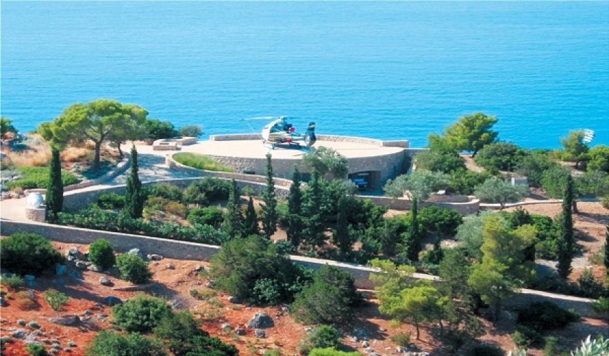 Folli-Follie: Η αποκαθήλωση της «αγίας» οικογένειας 