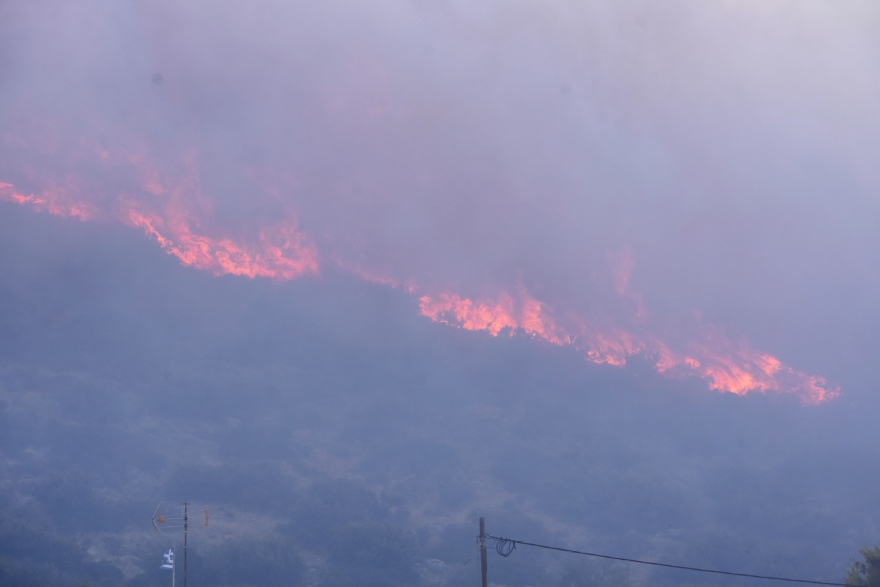 Μπαράζ πυρκαγιών στην Αττική: Ανησυχία για τις αναζωπυρώσεις - Έρευνες για εμπρησμούς σε Κερατέα και Λαυρεωτική