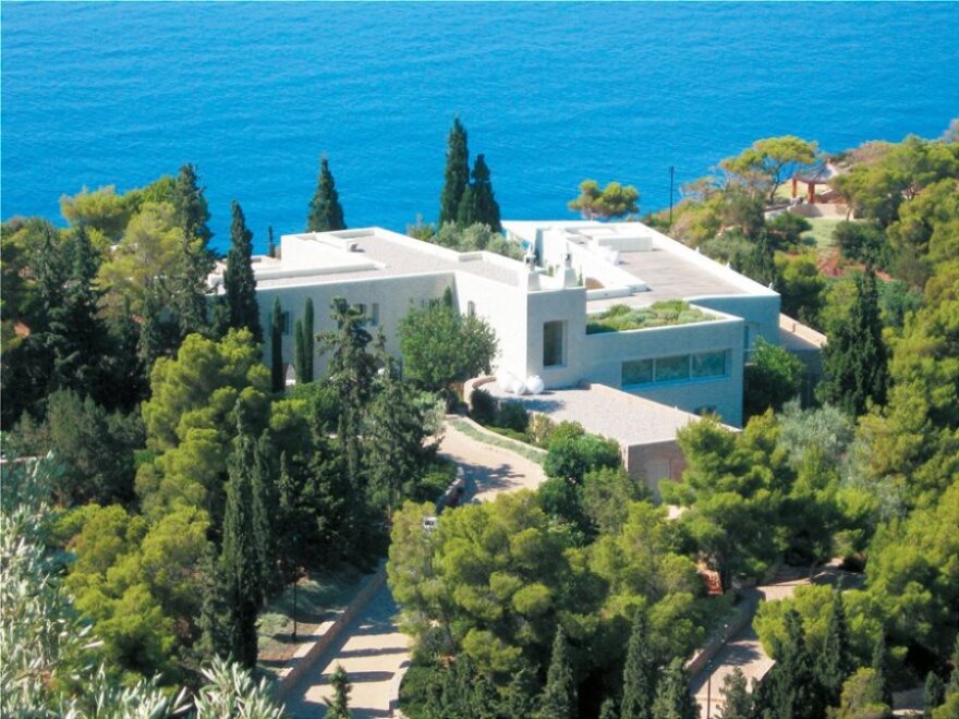 Folli-Follie: Η αποκαθήλωση της «αγίας» οικογένειας 