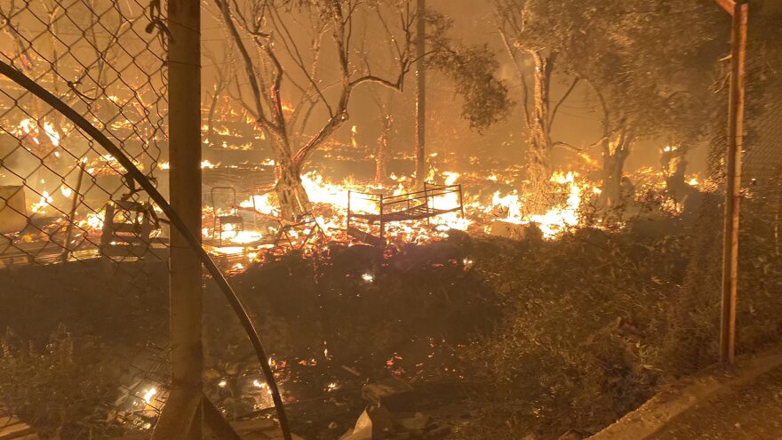 Πύρινη κόλαση στη Λέσβο: Στις φλόγες το ΚΥΤ της Μόριας - Στο δρόμο 12.000 μετανάστες (βίντεο)