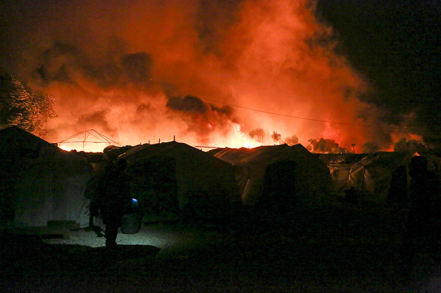 Φωτιά στη Μόρια: Συγκλονίζουν οι εικόνες και τα βίντεο από την πύρινη κόλαση της χθεσινής νύχτας