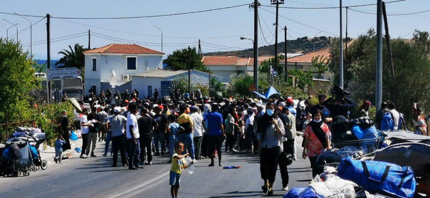 Φωτιά στη Μόρια: Στους δρόμους χιλιάδες μετανάστες, κατασκήνωσαν ακόμα και σε νεκροταφείο