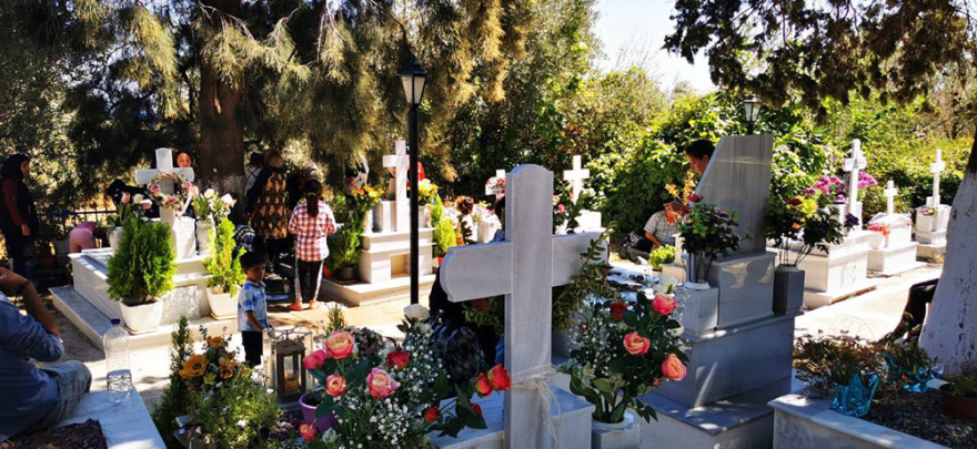 Φωτιά στη Μόρια: Στους δρόμους χιλιάδες μετανάστες, κατασκήνωσαν ακόμα και σε νεκροταφείο