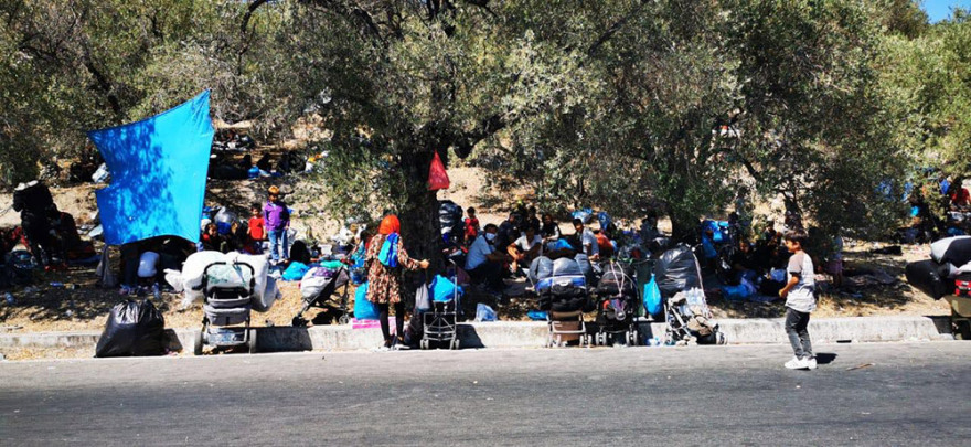 Φωτιά στη Μόρια: Στους δρόμους χιλιάδες μετανάστες, κατασκήνωσαν ακόμα και σε νεκροταφείο