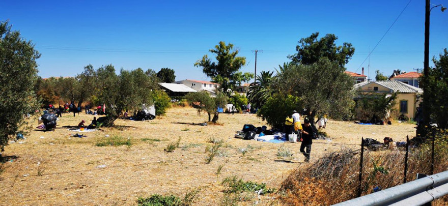 Φωτιά στη Μόρια: Στους δρόμους χιλιάδες μετανάστες, κατασκήνωσαν ακόμα και σε νεκροταφείο