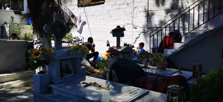 Φωτιά στη Μόρια: Στους δρόμους χιλιάδες μετανάστες, κατασκήνωσαν ακόμα και σε νεκροταφείο