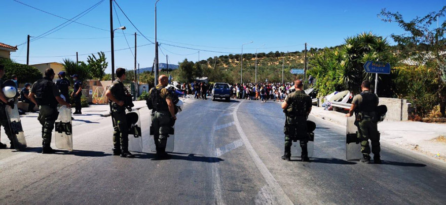 Φωτιά στη Μόρια: Στους δρόμους χιλιάδες μετανάστες, κατασκήνωσαν ακόμα και σε νεκροταφείο
