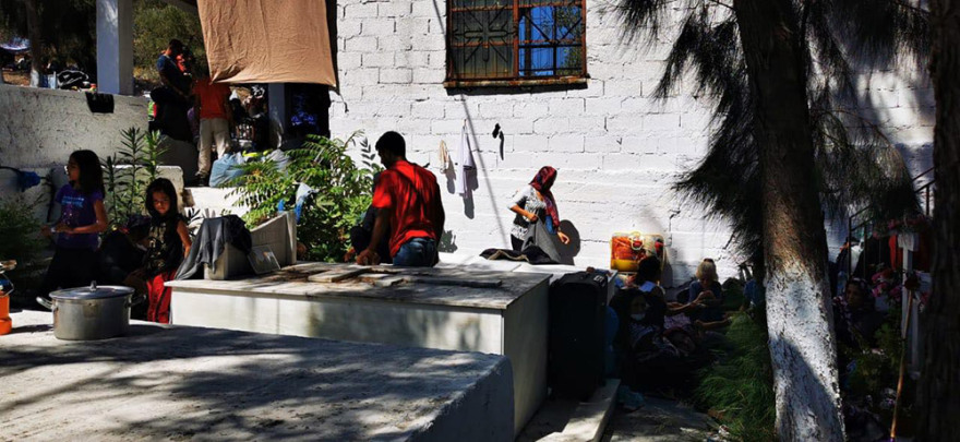 Φωτιά στη Μόρια: Στους δρόμους χιλιάδες μετανάστες, κατασκήνωσαν ακόμα και σε νεκροταφείο