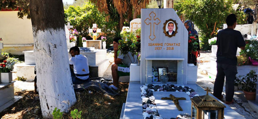 Φωτιά στη Μόρια: Στους δρόμους χιλιάδες μετανάστες, κατασκήνωσαν ακόμα και σε νεκροταφείο