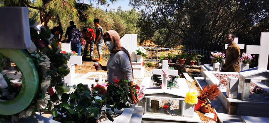 Φωτιά στη Μόρια: Στους δρόμους χιλιάδες μετανάστες, κατασκήνωσαν ακόμα και σε νεκροταφείο